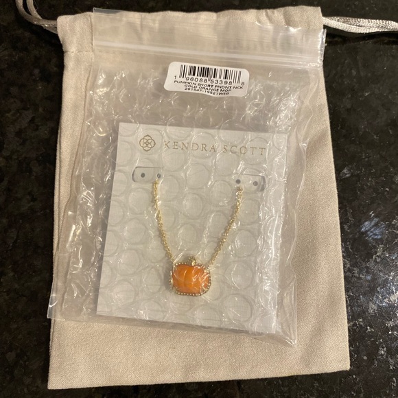 NWT Kendra Scott Pumpkin Gold Short Pendant Necklace in Orange Mother-of-Pearl - Picture 4 of 5